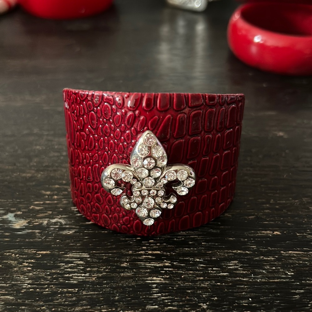 Red cuff